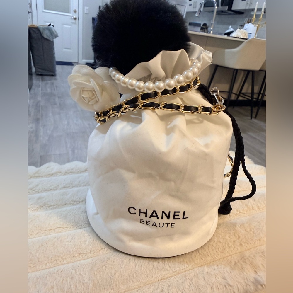 White Beauty Pouch with Pearl and Chain Details